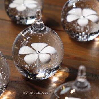 クリスタルガラス「水中花のリングホルダー（ペーパーウェイト）」雨粒 雫 ナチュラル 朝露 水滴 指輪置き 純白 ホワイトの画像