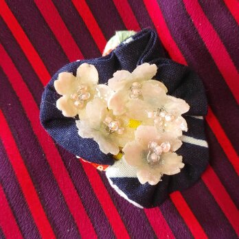 和紙花のブローチの画像