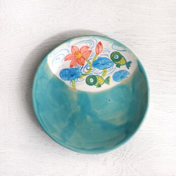 青い金魚と蓮華の色絵皿（ターコイズブルー釉）の画像
