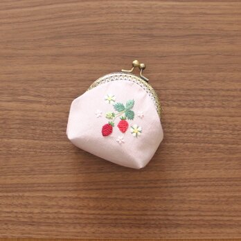 いちご　刺繍　がま口　ミニポーチ　手刺繍　縫い付けの画像