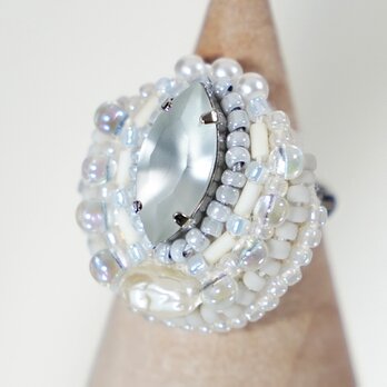 おゃべりな指輪110 フリーサイズ　ビーズ刺繍のリング　ビジュー　ホワイト　おおぶりリングの画像