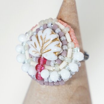 おゃべりな指輪111 フリーサイズ　ビーズ刺繍のリング　リーフ　ホワイト　おおぶりリングの画像