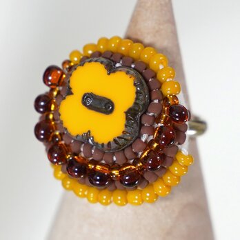 おゃべりな指輪116 フリーサイズ　ビーズ刺繍のリング　カラフル　オレンジ　おおぶりリング　マルチカラーの画像