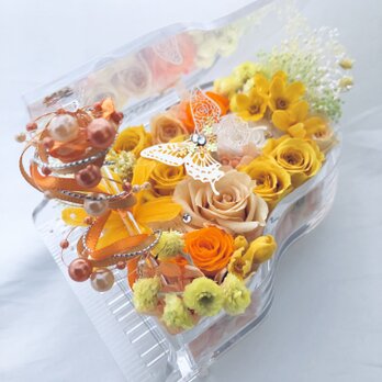 プリザーブドフラワー/ピアノアレンジ黄色の花と蝶々の明るい音（フラワーケースリボンラッピングつき）の画像