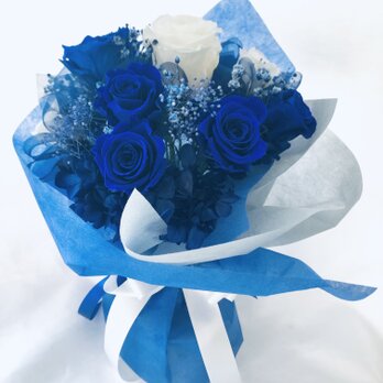 プリザーブドフラワー青と白の11 輪の薔薇にかすみ草とリボンをふんわり束ねた花束（花束ラッピングお届け）の画像