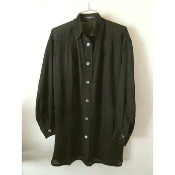３）シルクシャツ・黒・シンプル・肩タック・着丈７６ｃｍの画像