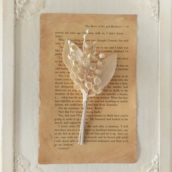 染め花のスズランのコサージュ(アンティークホワイト)の画像