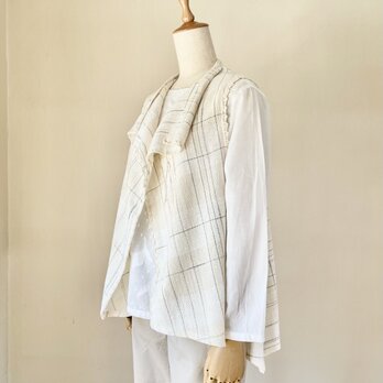 コットン糸で織った手織りのトラピソイドベスト（オフホワイト）の画像
