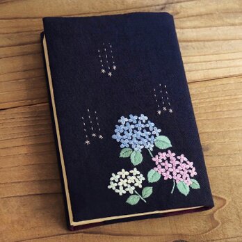 【受注生産】手刺繍のブックカバー『紫陽花』の画像