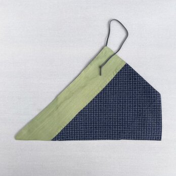 【1点もの】着物地接ぎ合せの箸袋・カトラリーホルダー -浴衣地 紺色算木崩し & 正絹 黄緑色（ヴィンテージ） T-44の画像