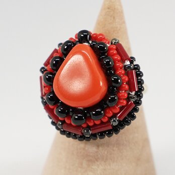 おしゃべりな指輪119 フリーサイズ　ビーズ刺繍のリング　赤黒　おおぶりの画像