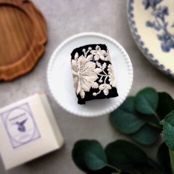 刺繡リボンのポニーフック ■ シンプルカーブ フィンランドの花畑 ■ A　ブラック×クリーム色刺繍の画像