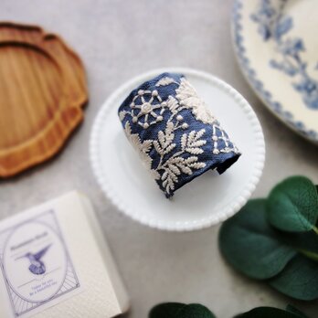 刺繡リボンのポニーフック ■ シンプルカーブ フィンランドの花畑 ■ B　ダークブルー×クリーム色刺繍の画像