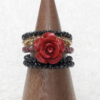 練り珊瑚の赤い薔薇とロードライトガーネット、ブラックスピネルのリング（再販品、指輪のサイズ：フリーサイズ、形状記憶ワイヤー）の画像