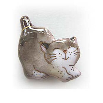 ねこ（伸びする猫）の七宝焼ピンブローチ（ピンバッジ）【受注制作】の画像