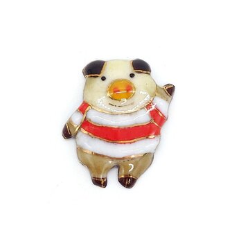 セーターを着た豚さんの七宝焼ピンブローチ（ピンバッジ）【受注制作】の画像