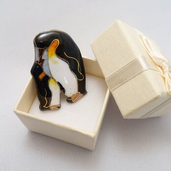 ペンギン親子の七宝焼ピンブローチ（ピンバッジ）【受注制作】の画像