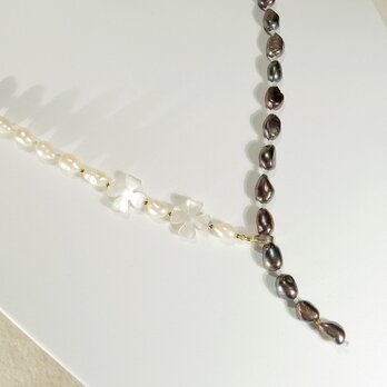 本真珠（淡水パール）と貝パーツ、ラブラドライトのYネックレス（セミバロック、マザーオブパール、白蝶、ホワイト、パープル）の画像