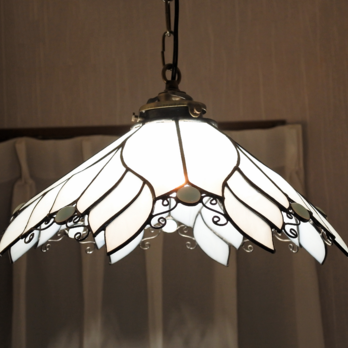 白い天使の花のランプ ステンドグラス 照明 ランプ ペンダントの画像