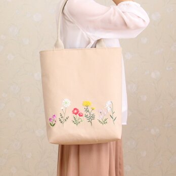 帆布のトートバッグ　手刺繍　春の花　A4サイズ　ミルクティーベージュの画像