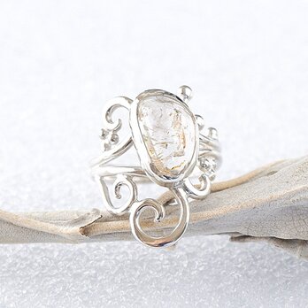 ～ブラックライトで蛍光する～マダガスカル産オイルインクォーツの唐草粒リング　10.5号