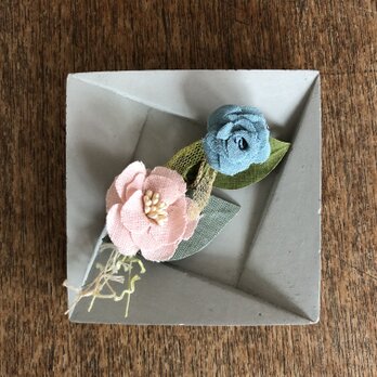 リネン生地のお花コサージュ2個セットの画像