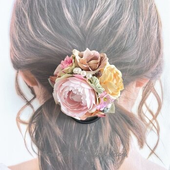 ピンクの薔薇とベージュローズのヘアゴム　お花　ベージュ　ヘアゴム　薔薇　バラ　ヘアゴム　パール　髪飾り　レース　お出掛けの画像
