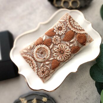 刺繡リボンのヘアクリップ ■ シンプルデザイン ■ スパンコール付きブラウン色の植物模様の画像