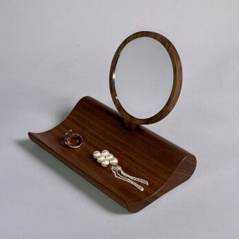 デコ・アクセサリー(取り外すと手鏡になるミラーとアクセサリーを使いながら飾る木製スタンドトレー、ウォールナット材)の画像