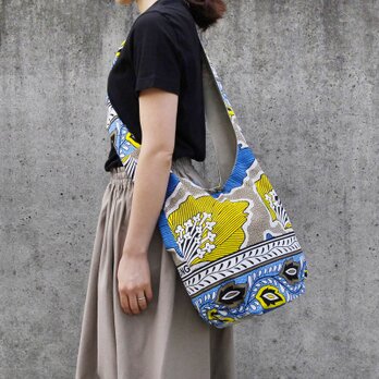 アフリカ布のショルダーバッグ（カンガ）斜めがけ たすき掛け 大きめ ヨガ ピラティス