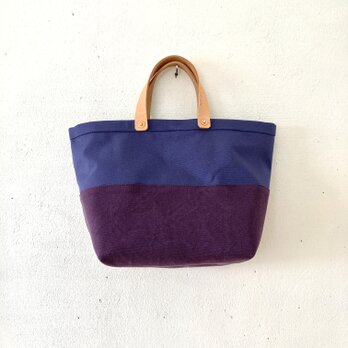 青紫色と紫色の中くらいの鞄の画像
