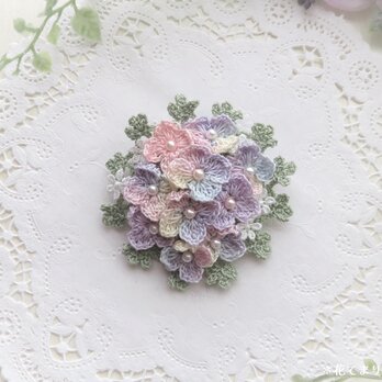 レース編み 虹色紫陽花のブローチの画像