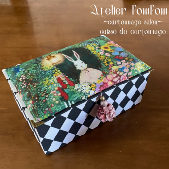 [fairy talepattern cartonnage]うさぎモチーフの裁縫箱（ピンクタッセル）の画像