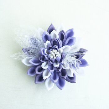 チュールを挟んだダリアのコサージュ　violet 3colors　つまみ細工《卒業式、入学式、結婚式》の画像
