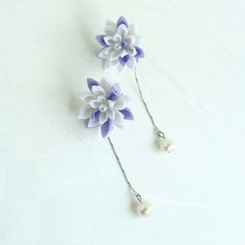 小さなダリアの花と淡水パールのイヤリング/ピアス　violet　つまみ細工　フォーマル　セットのコサージュありますの画像