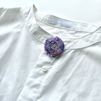 紫陽花の季節　丸型刺繍ブローチの画像