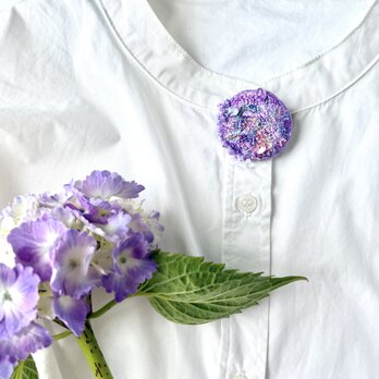 紫陽花の季節　丸型刺繍ブローチの画像