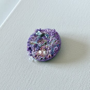 紫陽花の季節　丸型刺繍ブローチ