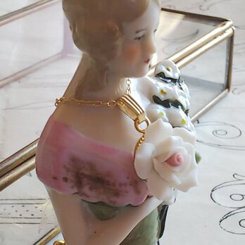 ヴィンテージ　白い薔薇（陶磁器製15㎜）クラシカルネックレスの画像