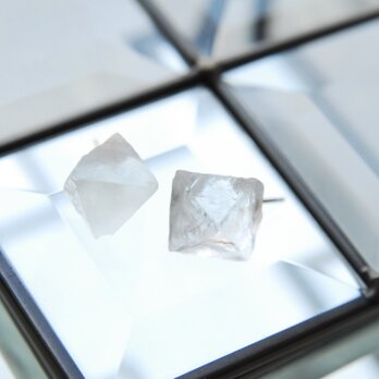 フローライト結晶のスタッドピアス 白１４kgfの画像