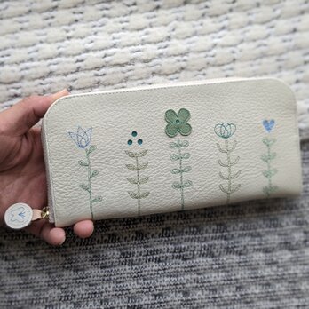 刺繍革財布『LIFE』ホワイトクリーム×ライトグリーン（牛革）スリム型ラウンドファスナーの画像