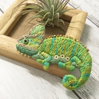 カメレオン☆手刺繍ブローチの画像