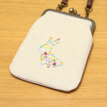 スマホポーチ　がまぐち　手刺繍　花うさぎの画像