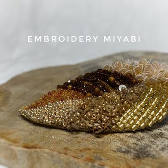 葉っぱのビーズ刺繍ブローチ gold&brown　(リュネビル刺繍)　の画像