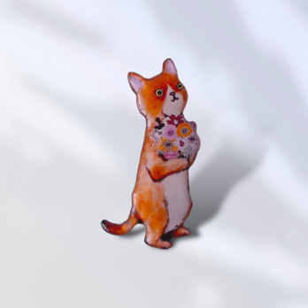 花束抱えた猫のブローチ(オレンジ)の画像