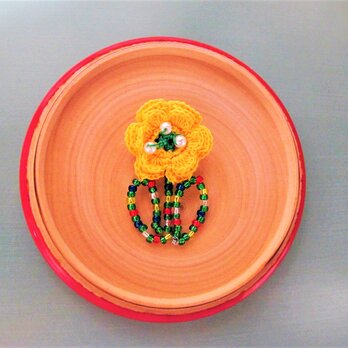 一輪の花ブローチ 黄色 かぎ針編みレース×ビーズの画像