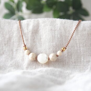 White-Beige Short Necklace（シェル×リバーストーン）の画像