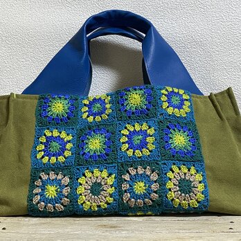 ブルー色持ち手のモチーフ編み付きかばんの画像