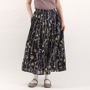 #426タックギャザースカート(黒地x花)の画像