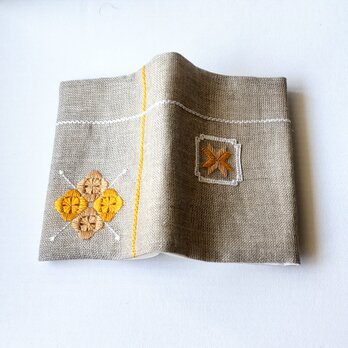 リネンの手刺繍ブックカバーオレンジ色の花(A6/ 文庫本サイズ )の画像